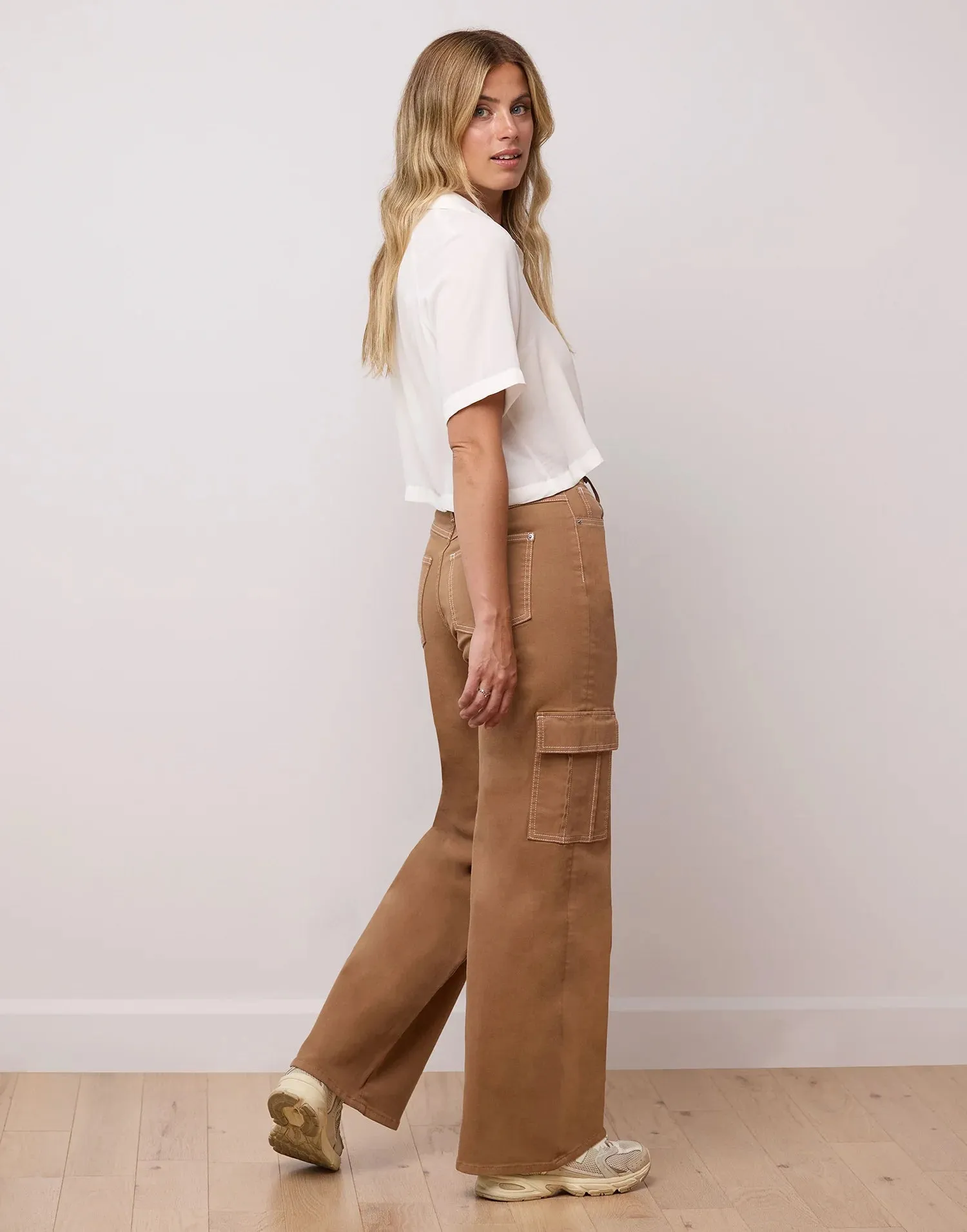 Lily Wide Leg Cargo Jean in Macchiato. Style YJ2433