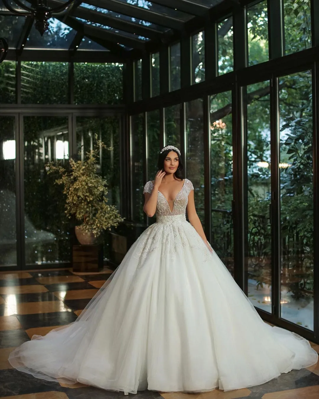 Luxury Long A-line V-neck Beads Tulle Glitter Wedding Dress with Cap Sleeves