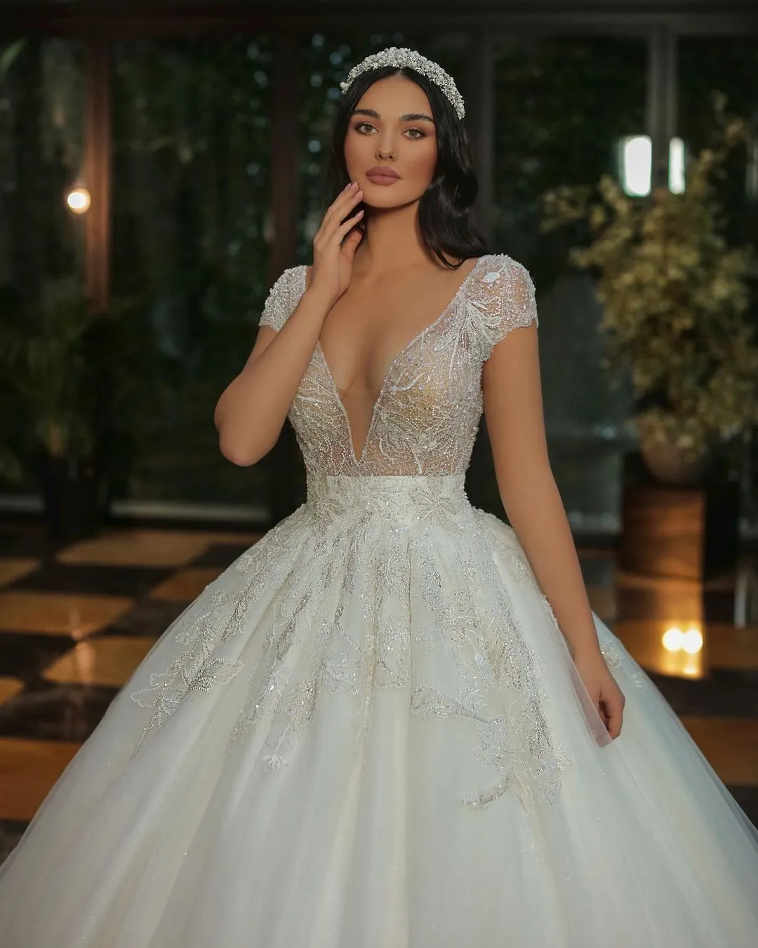 Luxury Long A-line V-neck Beads Tulle Glitter Wedding Dress with Cap Sleeves